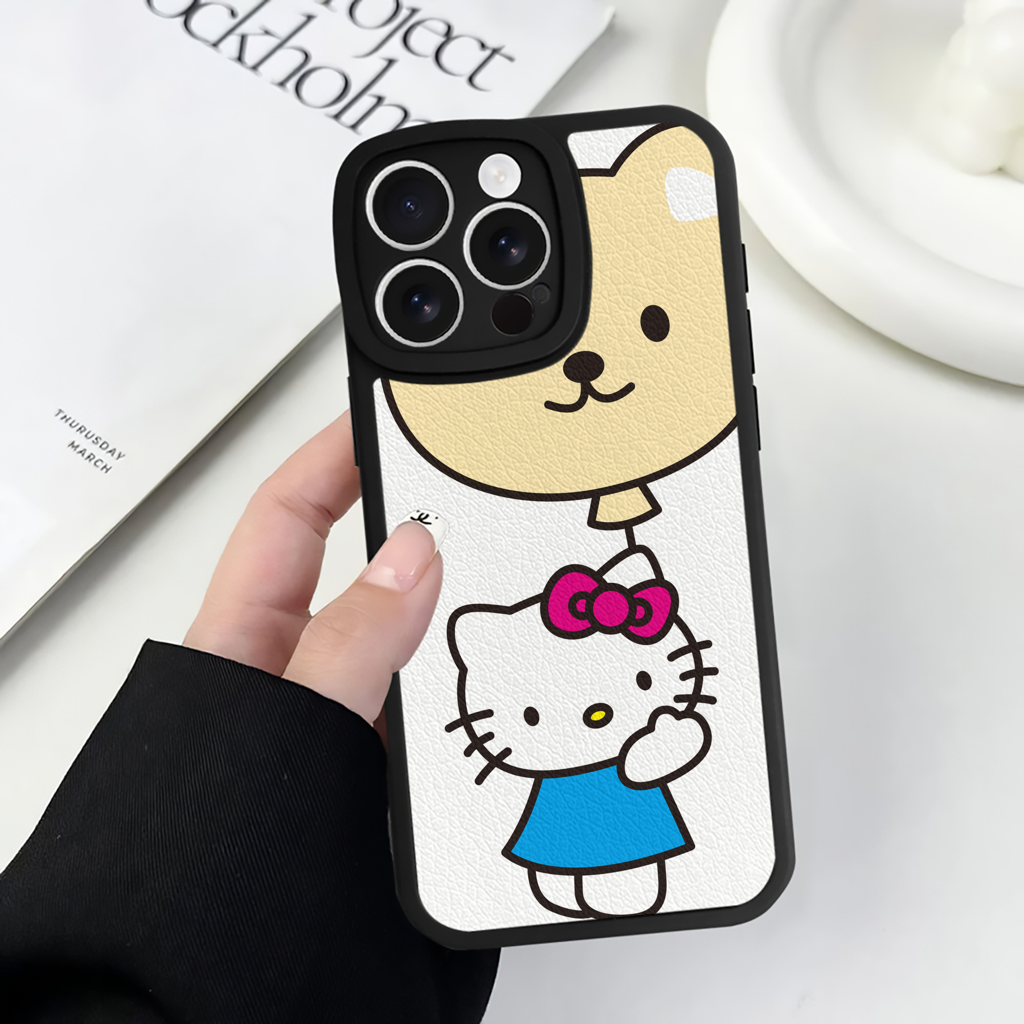 （画像用） Hello Kitty ハローキティ 【iPhone 16シリーズ対応】シリコンスマホケース（レザー調） 材質：シリコン